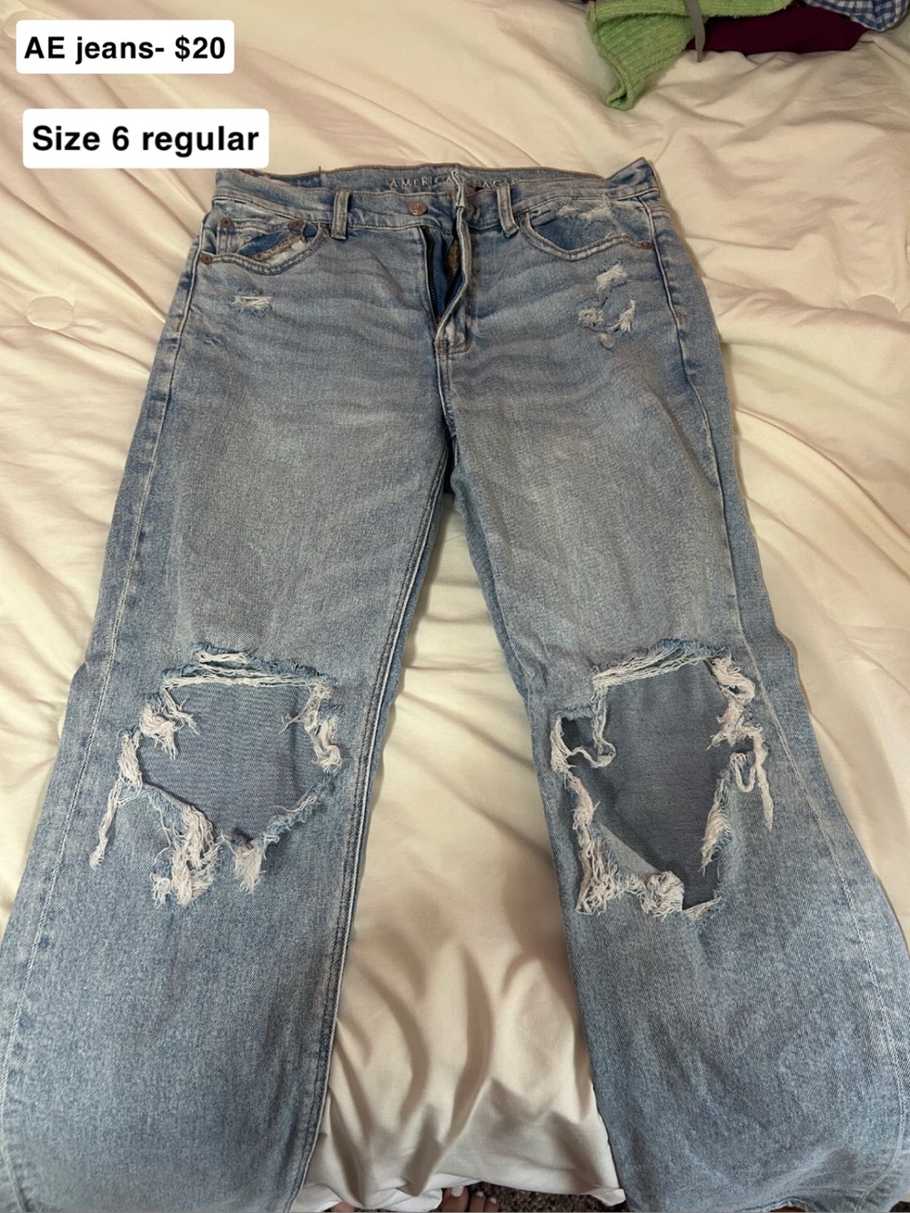 American Eagle Outfitters Light Wash Distressed Women’s Jeans